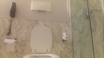 I badekar med en rødhåret.