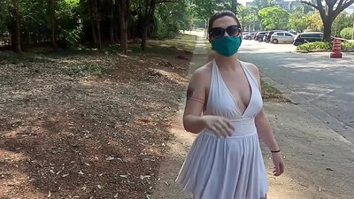 Offentlig nøgenhed: En pige fra Rusland forsøger at tage tøjet af i gaderne i Rio de Janeiro. Hun blev næsten arresteret.