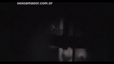 Blondie bliver hemmeligt videooptaget af en voyeur fra nabolaget gemt bag hule mursten