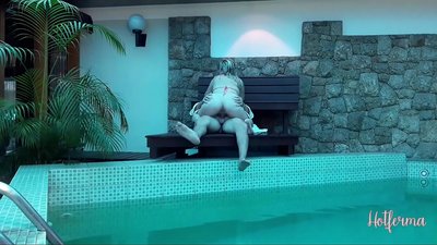 Chef inviterer stuepige til poolen, men kunne ikke modstå en hot