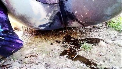 Pisse på gaden! Kom og se LilKiwwiMonster få sine trusser våde og tisse i jorden!