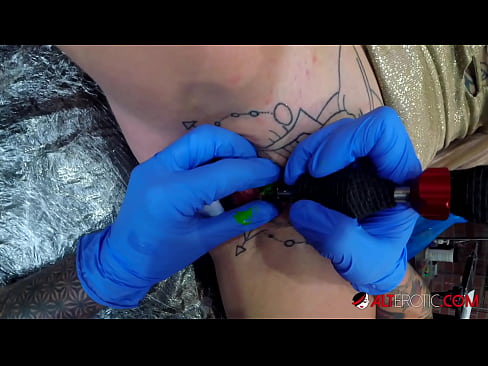 ❤️ Ekstremt tatoveret hottie Sully Savage fik en tatovering på sin klitoris ❌ Super porno at da.com-porn-mz.ru ️❤